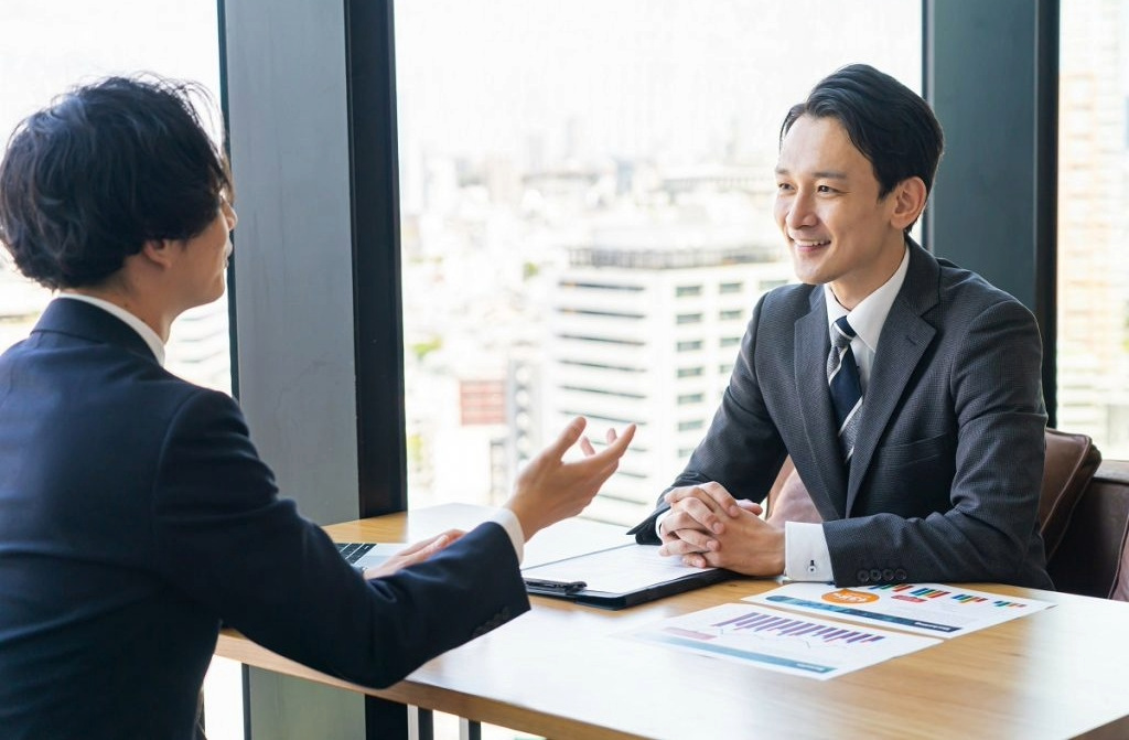 コンサルタントが説明している写真